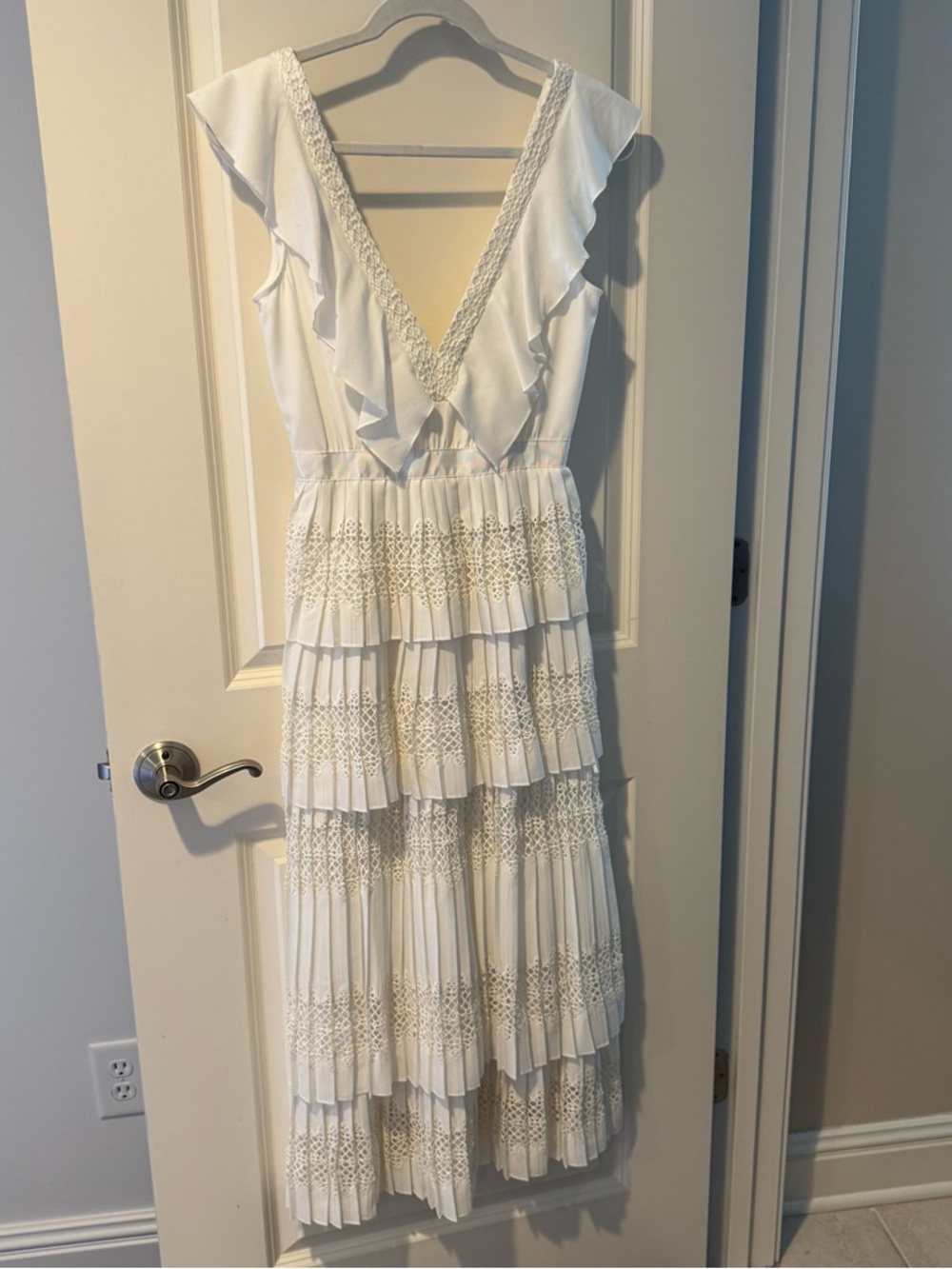 Self Portrait White Flounced Tiered Lace Sleeveless Victoria Midi Dress | 2 - Picture 4 of 9